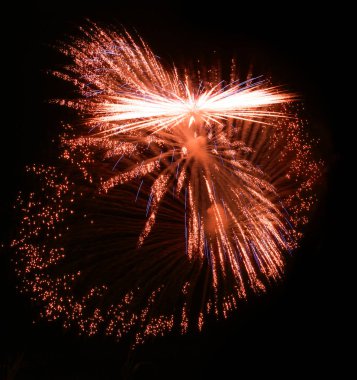 Metin, Malta havai fişek festivali, 4 Temmuz, bağımsızlık günü, yeni yıl, patlayabilir için yer ile renkli şaşırtıcı havai fişek koyu arka planda izole kapatmak