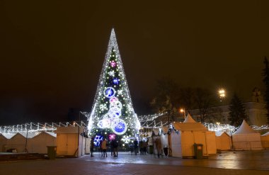 Vilnius, Litvanya -jan 3,2018: süslü Noel ağacı gece görünümü jan3, Vilnius,Lithuania.1994 Vilnius eski şehirde 2018'Unesco Dünya Mirası List.Christmas dekorasyon Litvanya dahil