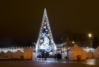 Vilnius, Litvanya -jan 3,2018: süslü Noel ağacı gece görünümü jan3, Vilnius,Lithuania.1994 Vilnius eski şehirde 2018'Unesco Dünya Mirası List.Christmas dekorasyon Litvanya dahil