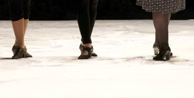 Flamenko dans sanatsal dansçı bacaklar bacak parçası croped sürümünü kapatın. Flamenko dansçısı fotoğraf. Bacaklar İspanyol Flamenko dansçısı fotoğrafı parçası. Sadece kesilmiş bacaklar