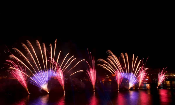 Coloridos Fuegos Artificiales Increíbles Valeta Malta Con Fondo Ciudad Reflexión — Foto de Stock