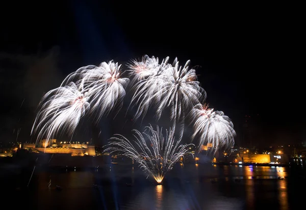 Красочные Удивительные Фейерверки Валлетте Мальта Городом Отражением Фона Силуэт Города — стоковое фото