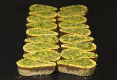 Yemek masası, ziyafette sofraya çeşitli atıştırmalıklar koydu. Soğuk aperatifler, kanepeler, içecekler, yakın çekim. Yan görüş. Ziyafet masası.