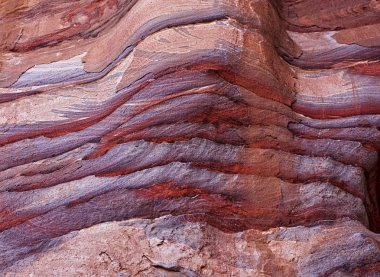Petra antik mezarlarının içinde çok renkli maruz kumtaşı kaya ve mineral katmanları, Jordan. kumtaşı deseni, Petra jeolojik doku, Jordan. Petra bir UNESCO Dünya mirası sitesi