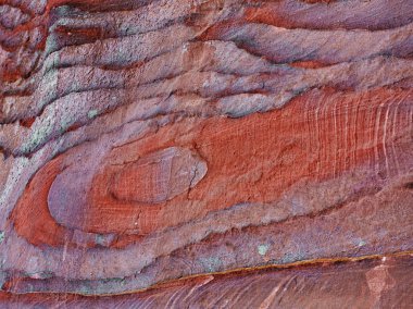 Petra antik mezarlarının içinde çok renkli maruz kumtaşı kaya ve mineral katmanları, Jordan. kumtaşı deseni, Petra jeolojik doku, Jordan. Petra bir UNESCO Dünya mirası sitesi