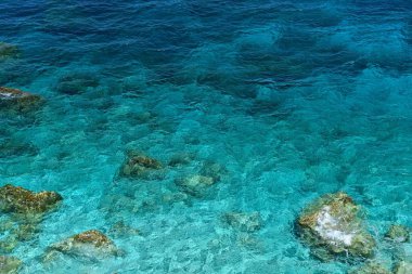 Su, su arka plan deseni soyut fotoğraf. Zümrüt deniz su arka plan çok balık ile. Kristal deniz. Malta, Comino Adası. Comino'daki, Malta