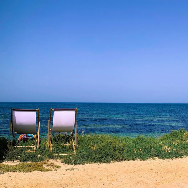 Due Prendisole Litorale Con Splendida Vista Sul Mare Color Smeraldo — Foto Stock