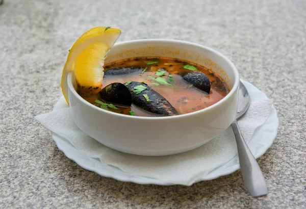 おいしい魚スープ マルタ料理 マルタ料理 魚のスープは白いプレートにレモンを添え 明るい背景に分離しました 伝統的なマルタの魚スープ Aljota ロイヤリティフリーのストック写真