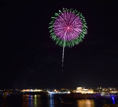 Şaşırtıcı havai fişek arka planda Birgu Fort St Angelo ile patlayabilir. Malta havai fişek festivali 2019'da. Fireworks.