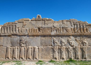 Eski Pers elçileri. Sakallı adamlar birbirlerine bakıyor ve el ele tutuşuyorlar. Harap Persepolis şehrinin duvarlarında eski bir kabartma. Persepolis antik Achaemenid krallığının başkentidir