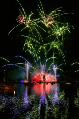 Trakai, Litvanya'da havai fişekler. Büyük renkli havai fişek bir su, Temmuz, Bağımsızlık, arka planda eski kale ile havai fişek güzel yansıması ile patlayabilir. Gölün yanındaki Trakai Kalesi. Litvanya.