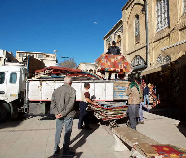 Shiraz Irán Feb 2019 Vendedor Alfombras Vendiendo Carrocerías Persas Desde —  Fotos de Stock