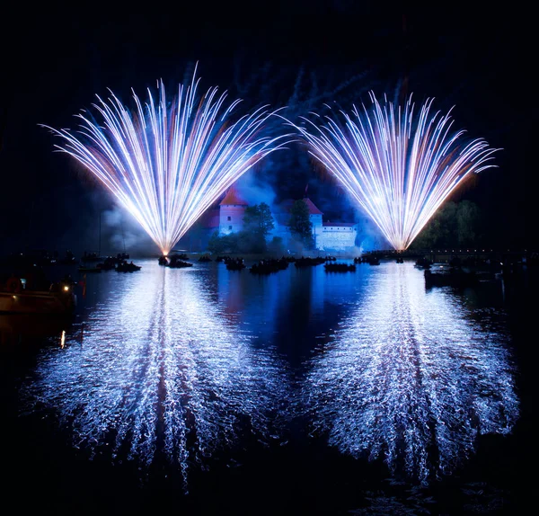 Fyrverkerier Trakai Litauen Stora Färgglada Fyrverkerier Explodera Med Fin Reflektion — Stockfoto