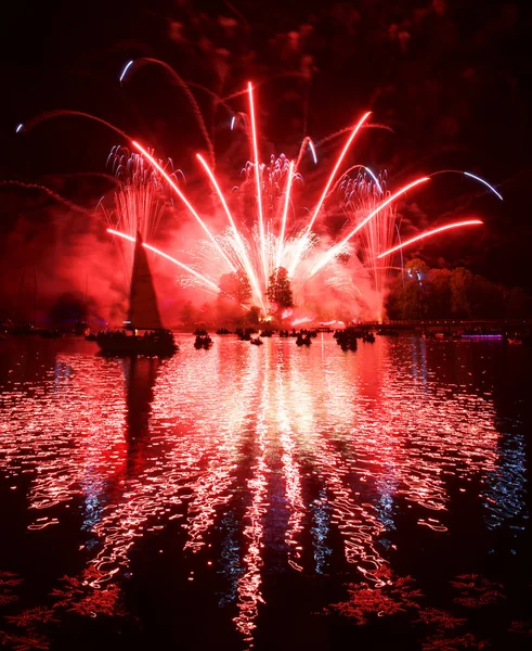 Fyrverkerier Trakai Litauen Stora Färgglada Fyrverkerier Explodera Med Fin Reflektion — Stockfoto