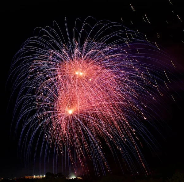 Colorati Fuochi Artificio Incredibili Esplodono Isolati Background Scuro Festa Dei — Foto Stock