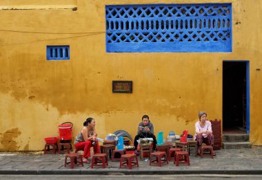 Hoi An, Vietnam-Nov 14,2010: Hoi An 'da sokak yemeği satan 3 kadın, Vietnam, Asya' da renkli Unesco şehri