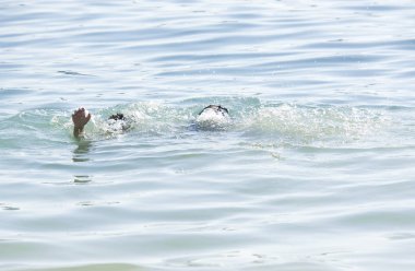 İnsanları suda boğmak, yardım istemek. Denizde bir kadın. Güvenli yüzme konsept fotoğrafı. Kavram. Suda güvende ol. Suda acil durum var. Uyarı kavramı