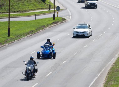 Vilnius, Litvanya-23 Ağustos, 2019. Baltık Yolu 'nun 30. yıldönümünde araba ve motosiklet sütunları. Olay, Baltık Yolu' nun 30. yıldönümü (1989-2019) anısına düzenlendi.