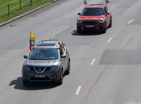 Vilnius, Litvanya-23 Ağustos, 2019. Baltık Yolu 'nun 30. yıldönümünde araba ve motosiklet sütunları. Olay, Baltık Yolu' nun 30. yıldönümü (1989-2019) anısına düzenlendi.