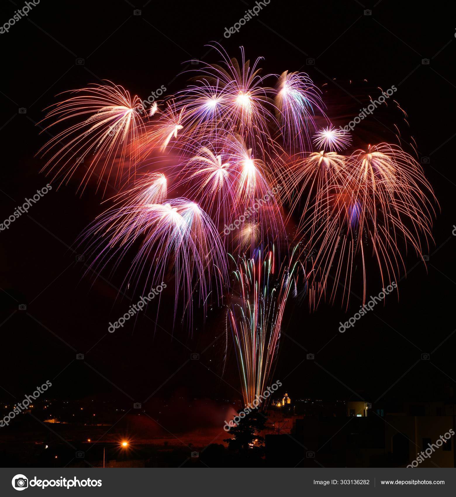 Fogos Artificio Incriveis Coloridos Zurrieq Malta Com Luzes Casa Fundo Stock Photo C Renataa 303136282