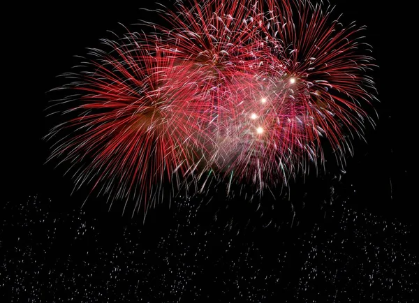 Mehrfarbiges Feuerwerk Isoliert Dunklem Hintergrund Der Nähe Des Ortes Für — Stockfoto