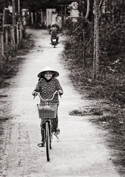 Tam Coc Ninh Binh Vietnam Feb 2018 Una Mujer Bicicleta —  Fotos de Stock