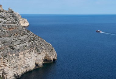 Nce Blue Grotto 'nun Malta adası manzarası, açık mavi denizde iki tekne, Malta' da turistik bir yer, Blue Grotto, Malta 'da Blue Grotto, Malta' da popüler bir yer, güzel Malta,
