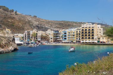 Xlendi, Gozo, Malta - 16 Eylül 2018: Güneşli bir günde Gozo 'da deniz kenarında küçük rahat bir Xlendi köyü.