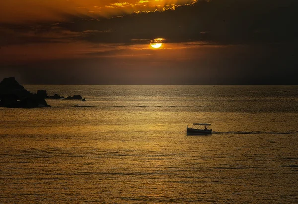 Nascer Sol Colorido Malta Com Barco Pesca Fundo — Fotografia de Stock