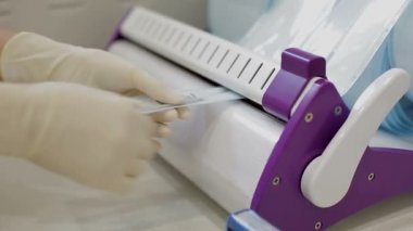 Laboratuar asistanı cerrahi alet paketler ve açar kapatır