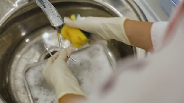 Техник чистит хирургический инструмент. — стоковое видео