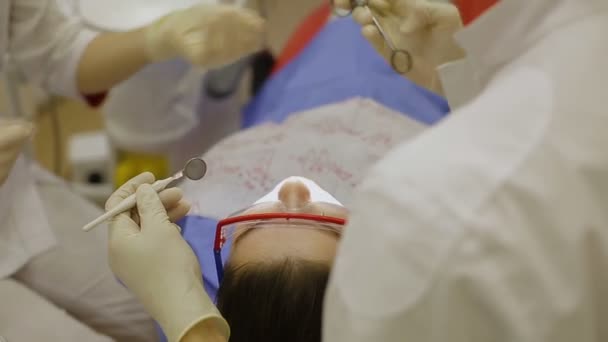 Zubař klade znecitlivující injekce do ústní dutiny — Stock video