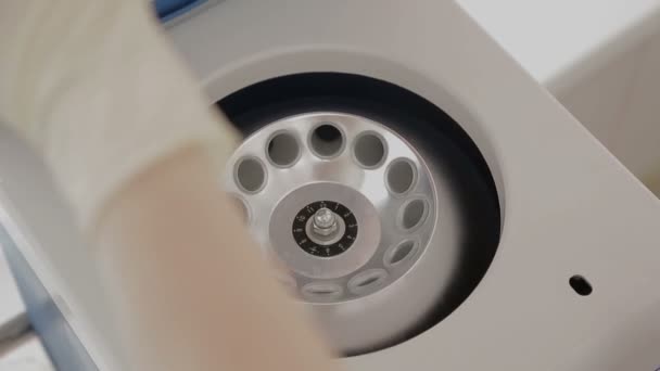 Le technicien place les flacons dans une centrifugeuse — Video