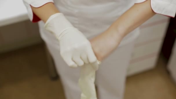 Лікар носить рукавички — стокове відео