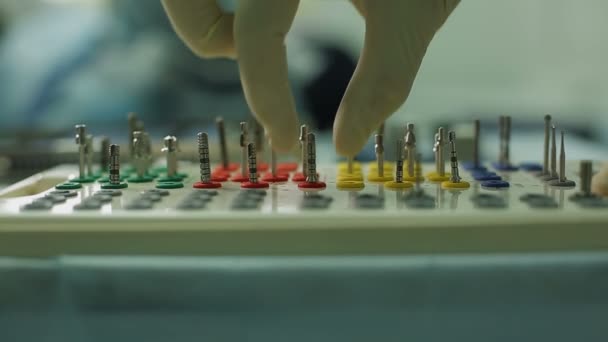 Стоматолог пальцями Bert Бора — стокове відео