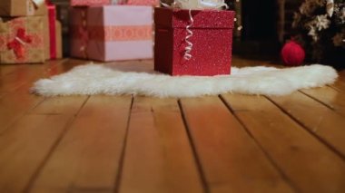 Kız bir Noel hediyesi açar.