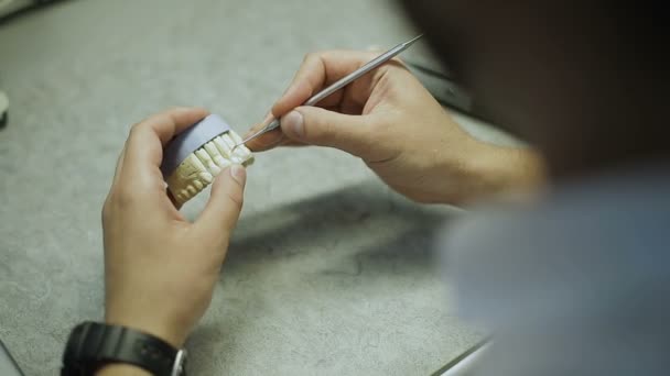 Técnico dental hace de los dientes una herramienta — Vídeos de Stock