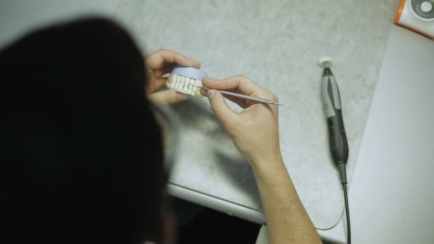 牙科技师做牙齿 — 图库视频影像