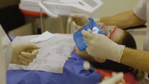 Передача инструмента в стоматологии — стоковое видео