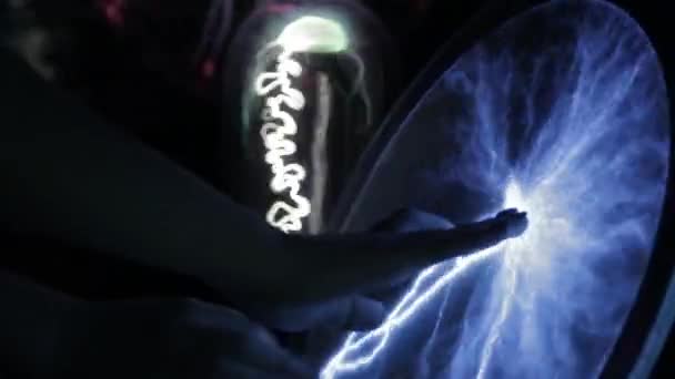 Main touche l'image avec des fermetures éclair électriques sur le panneau sombre 