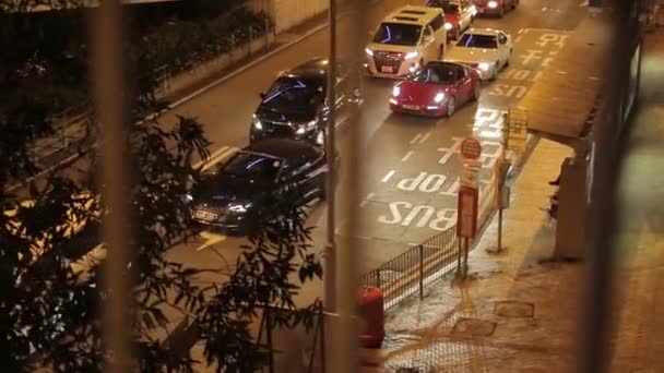 Hong Kong tráfico de coches de la ciudad por la noche — Vídeo de stock