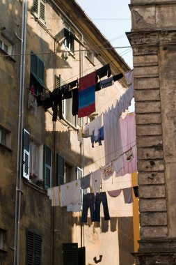 İtalya 'nın kuru ve dar sokaklarında asılı giysiler.