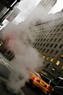 New York 'taki rögar kapağından duman çıkıyor.