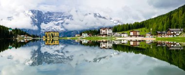 Lago Misurina Dolomiti doğal görünümü