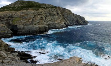 Güzel Ay Vadisi (veya Valle della Luna), kuzey Sardunya 'nın Capo Testa yarımadasında, Santa Tersa di Gallura yarımadasında, granit kaya ve mağaralarla kaplı bir plajdır..