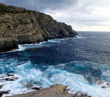 Güzel Ay Vadisi (veya Valle della Luna), kuzey Sardunya 'nın Capo Testa yarımadasında, Santa Tersa di Gallura yarımadasında, granit kaya ve mağaralarla kaplı bir plajdır..