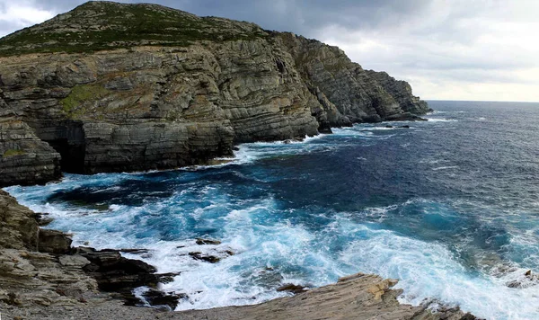 Güzel Ay Vadisi (veya Valle della Luna), kuzey Sardunya 'nın Capo Testa yarımadasında, Santa Tersa di Gallura yarımadasında, granit kaya ve mağaralarla kaplı bir plajdır..