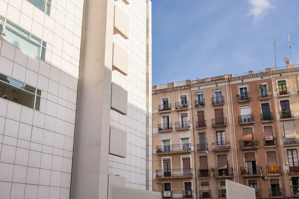 Fasad Lägenhetsbyggnad Barcelona Spanien — Stockfoto