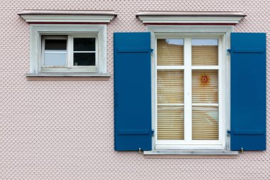 mavi panjurlu pencere önyüzü 