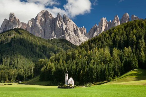 ラヌイのサン ジョバンニ教会 Funes Odle Dolomites — ストック写真